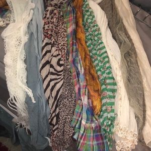 9 scarves, 10$!!